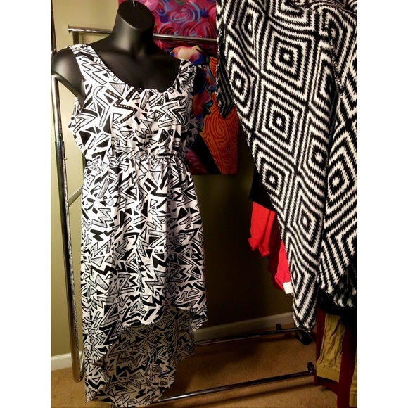 Patterned High-Low Dress - Picture 3 of 4